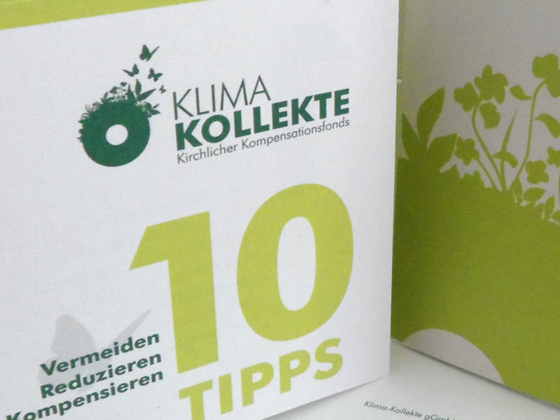 Erscheinungsbild für einen Klimafonds, Logoentwicklung, Schriftauswahl, Farbwelt, Geschäftspapiere, Visitenkarten, Flyer, Handout, Jahresbericht, RollUp, Stempel
